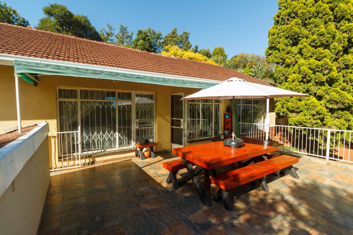 Spacious Family home for the  Entertainer with Pool & Dual Patios in Wilro Park - Photo 2