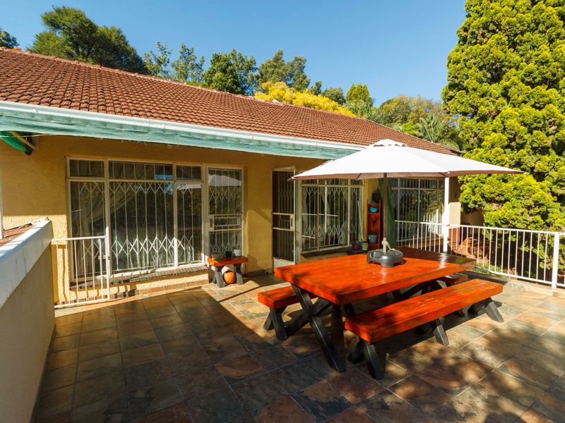 Spacious Family home for the  Entertainer with Pool & Dual Patios in Wilro Park - Photo 2