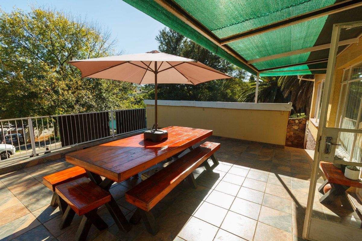 Spacious Family home for the  Entertainer with Pool & Dual Patios in Wilro Park - Photo 3