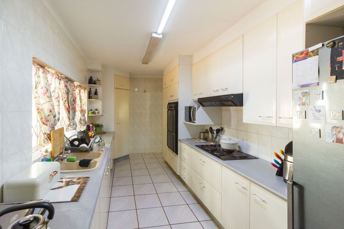 Spacious Family home for the  Entertainer with Pool & Dual Patios in Wilro Park - Photo 5