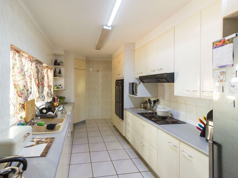 Spacious Family home for the  Entertainer with Pool & Dual Patios in Wilro Park - Photo 5