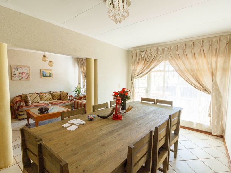 Spacious Family home for the  Entertainer with Pool & Dual Patios in Wilro Park - Photo 8