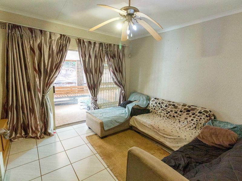 Spacious Family home for the  Entertainer with Pool & Dual Patios in Wilro Park - Photo 9