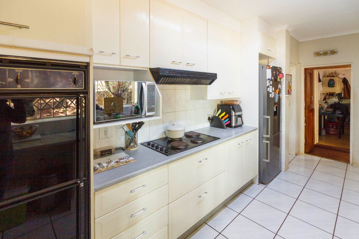 Spacious Family home for the  Entertainer with Pool & Dual Patios in Wilro Park - Photo 4