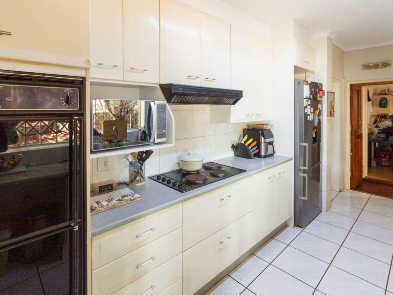 Spacious Family home for the  Entertainer with Pool & Dual Patios in Wilro Park - Photo 4