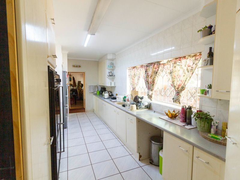 Spacious Family home for the  Entertainer with Pool & Dual Patios in Wilro Park - Photo 6