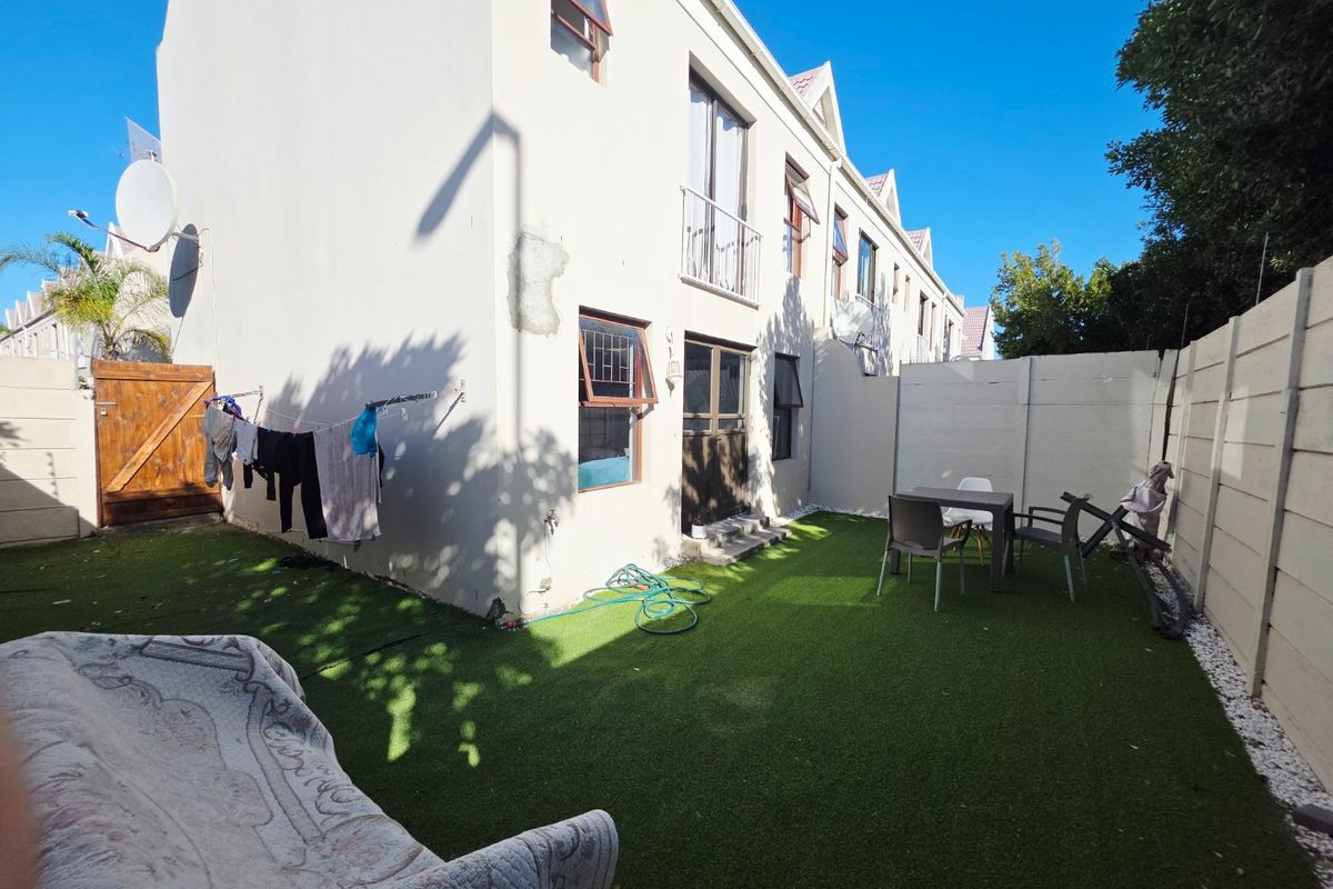 Three bedroom townhouse with a single garage and garden - Photo 3
