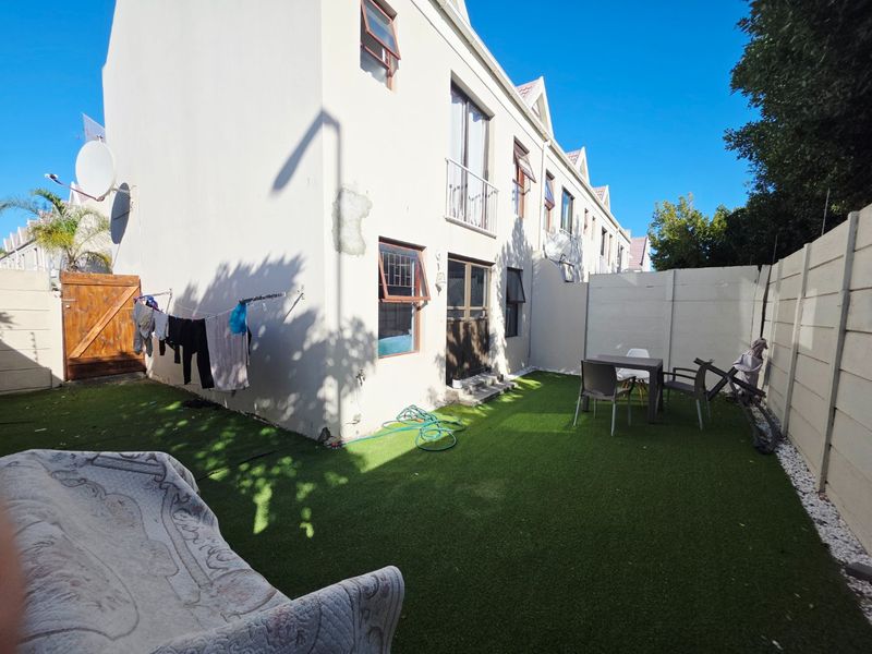 Three bedroom townhouse with a single garage and garden - Photo 3