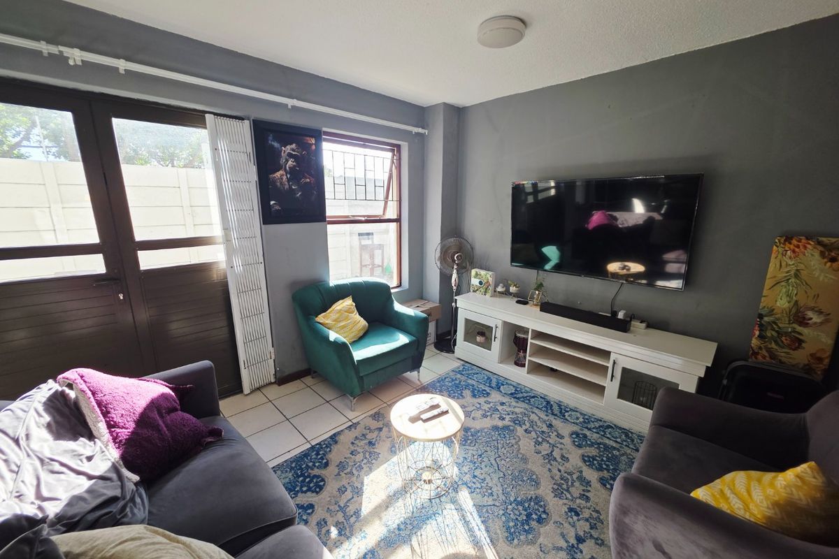 Three bedroom townhouse with a single garage and garden - Photo 5