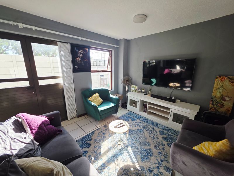 Three bedroom townhouse with a single garage and garden - Photo 5