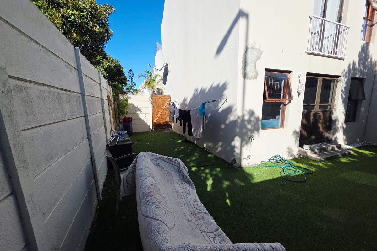 Three bedroom townhouse with a single garage and garden - Photo 2