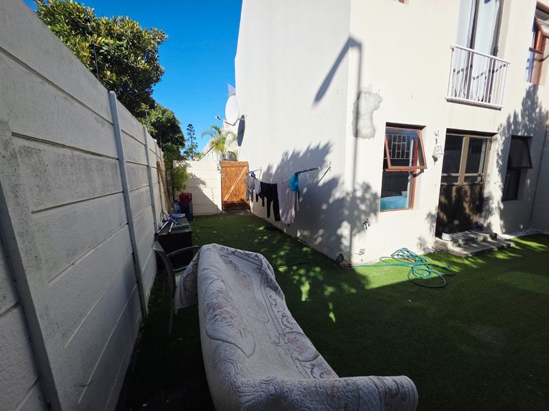 Three bedroom townhouse with a single garage and garden - Photo 2
