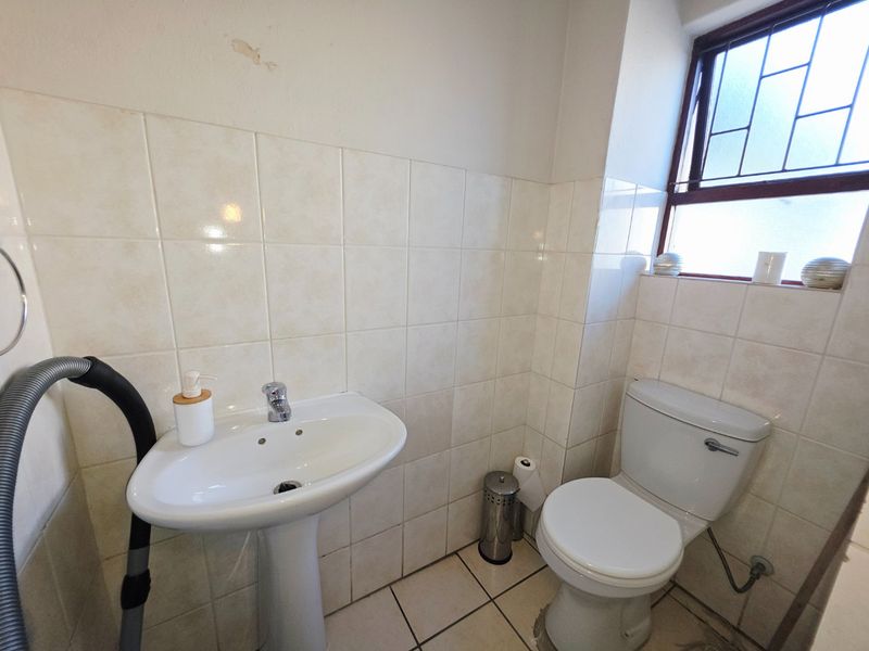 Three bedroom townhouse with a single garage and garden - Photo 9