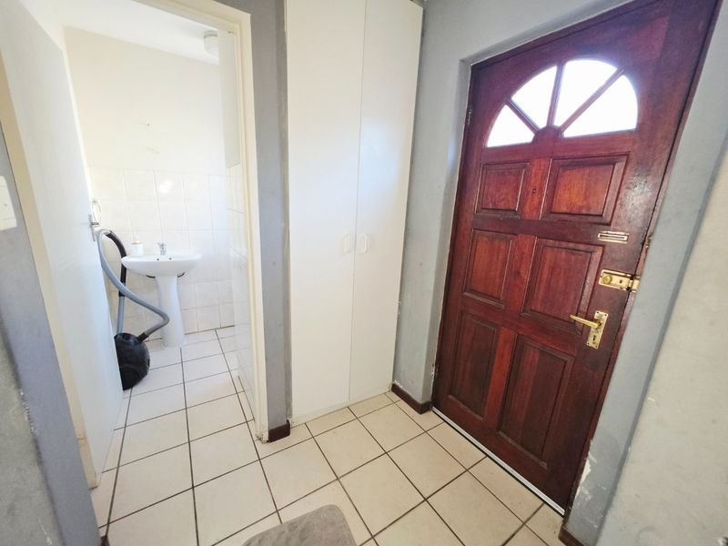 Three bedroom townhouse with a single garage and garden - Photo 8