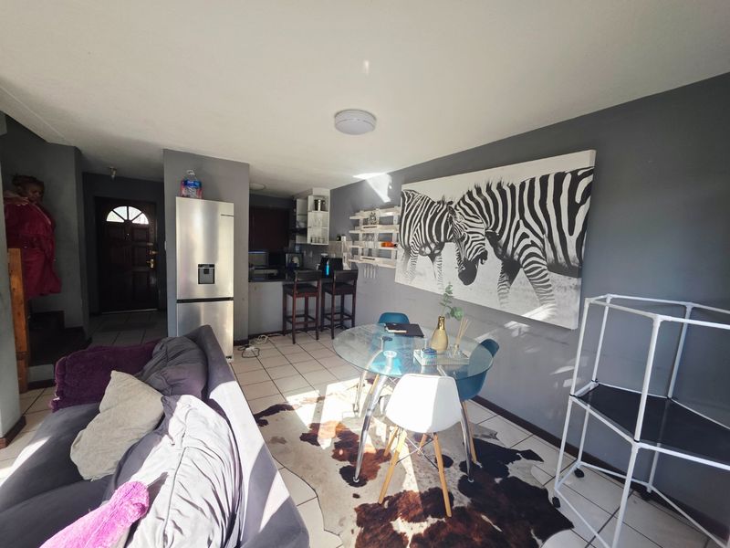 Three bedroom townhouse with a single garage and garden - Photo 7