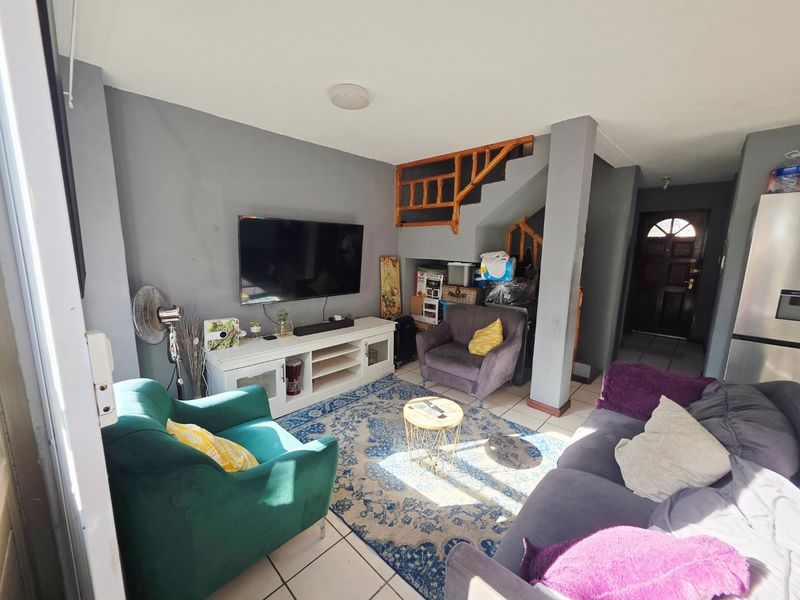 Three bedroom townhouse with a single garage and garden - Photo 6
