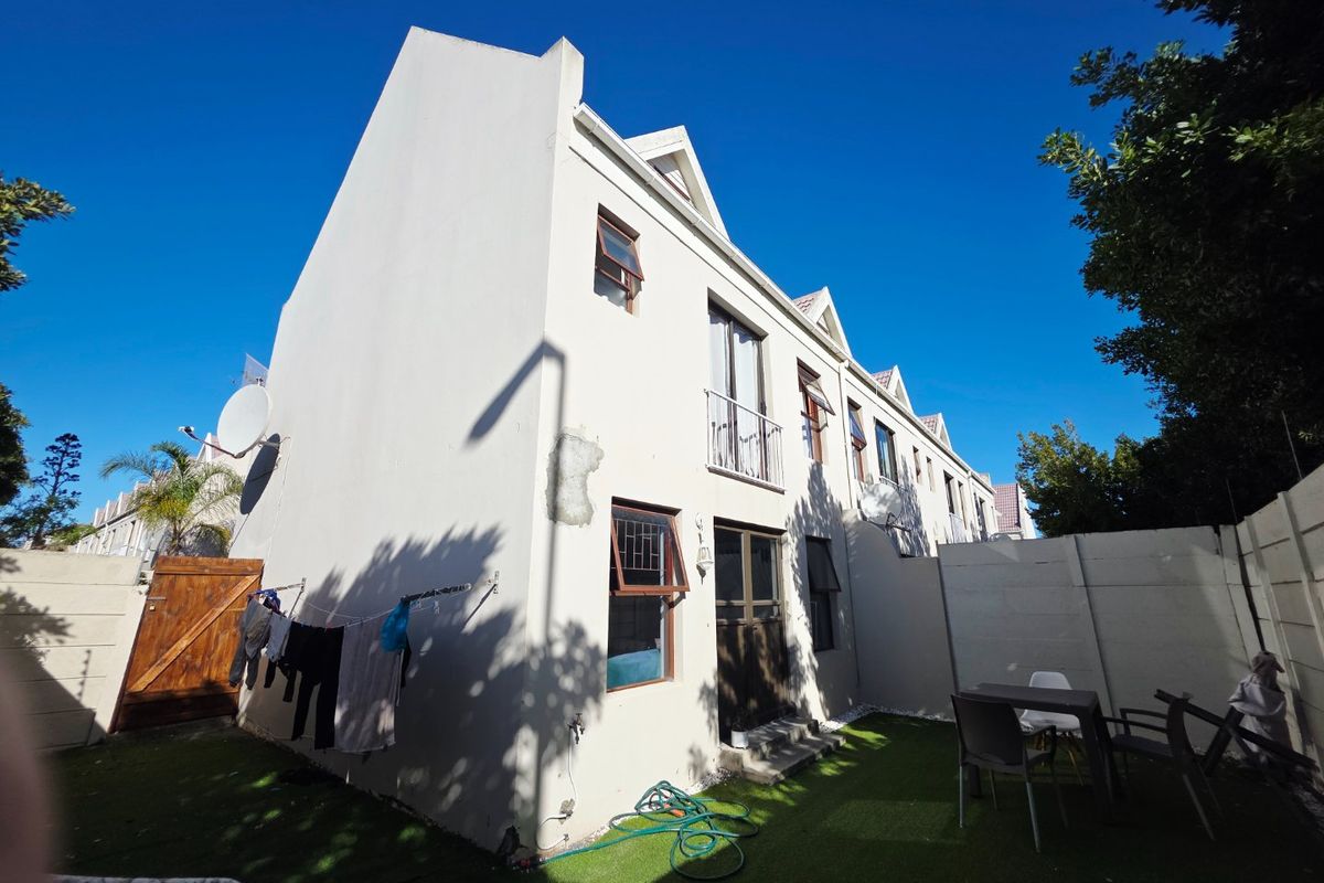 Three bedroom townhouse with a single garage and garden - Photo 4