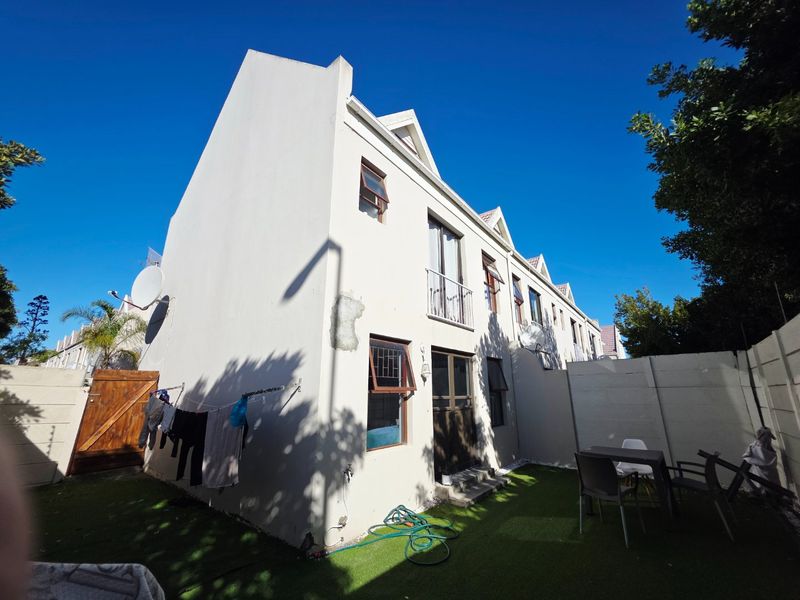 Three bedroom townhouse with a single garage and garden - Photo 4