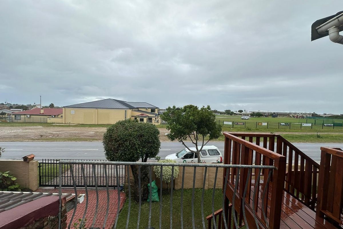 Very Spacious 1 Bedroom Flatlet with Private Entrance & Balcony in Noorsekloof, Jeffreys Bay - Photo 3