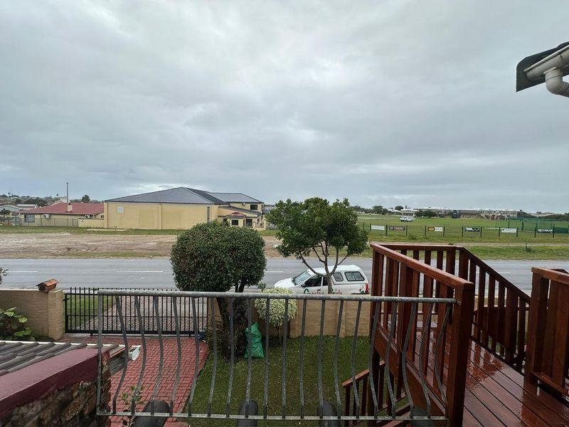 Very Spacious 1 Bedroom Flatlet with Private Entrance & Balcony in Noorsekloof, Jeffreys Bay - Photo 3
