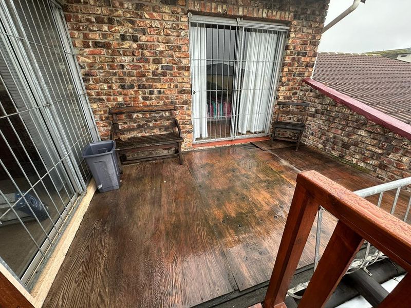 Very Spacious 1 Bedroom Flatlet with Private Entrance & Balcony in Noorsekloof, Jeffreys Bay - Photo 1