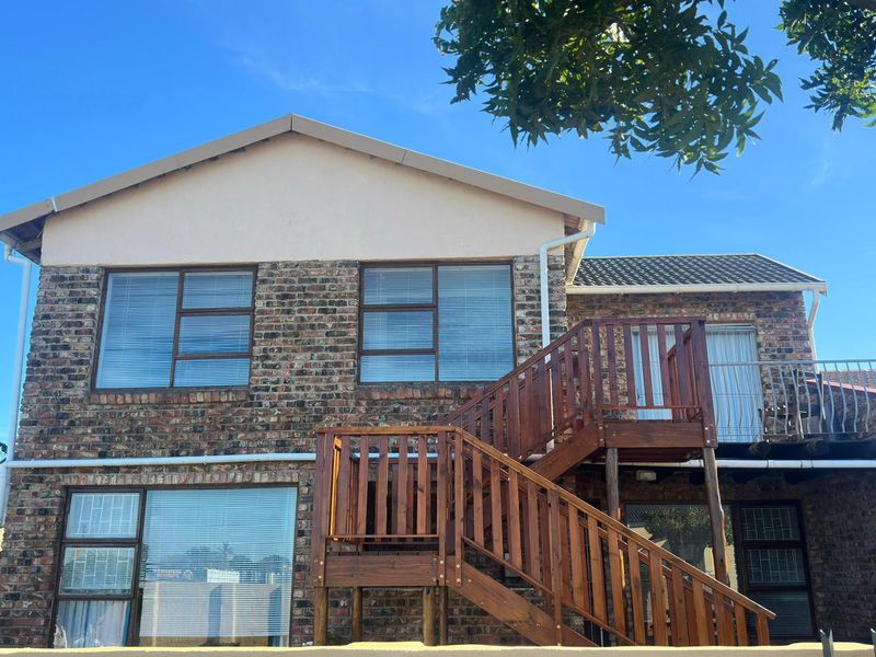 Very Spacious 1 Bedroom Flatlet with lots of extras in Noorsekloof, Jeffreys Bay - Photo 1