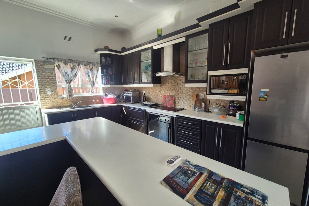 3 Bedroom House for sale in Austerville  R1,540,000 - Photo 3