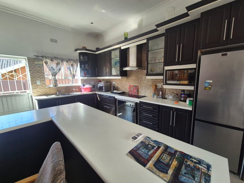 3 Bedroom House for sale in Austerville  R1,540,000 - Photo 3