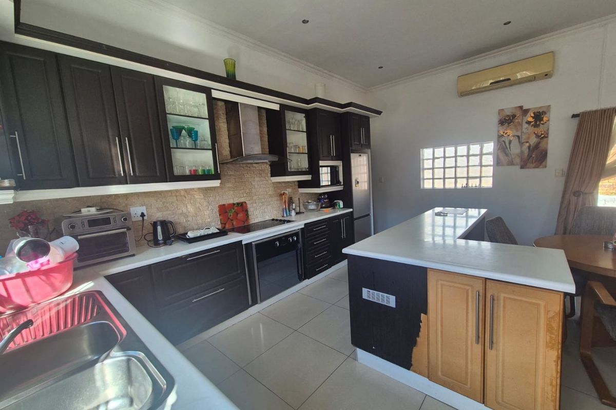 3 Bedroom House for sale in Austerville  R1,540,000 - Photo 5