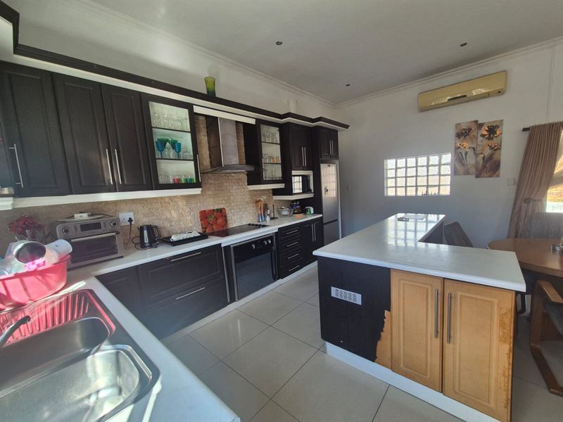 3 Bedroom House for sale in Austerville  R1,540,000 - Photo 5