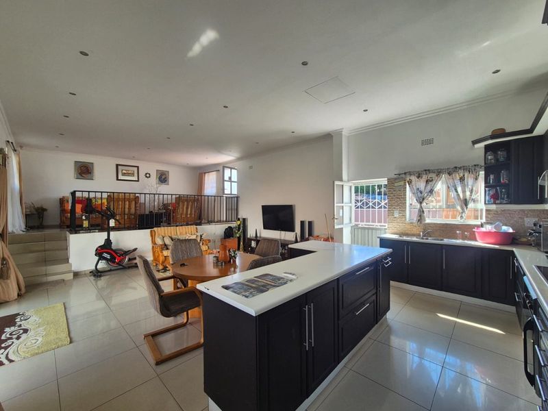 3 Bedroom House for sale in Austerville  R1,540,000 - Photo 4