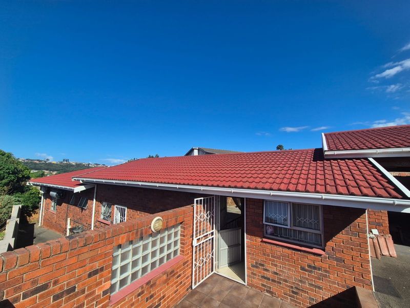 3 Bedroom House for sale in Austerville  R1,540,000 - Photo 2