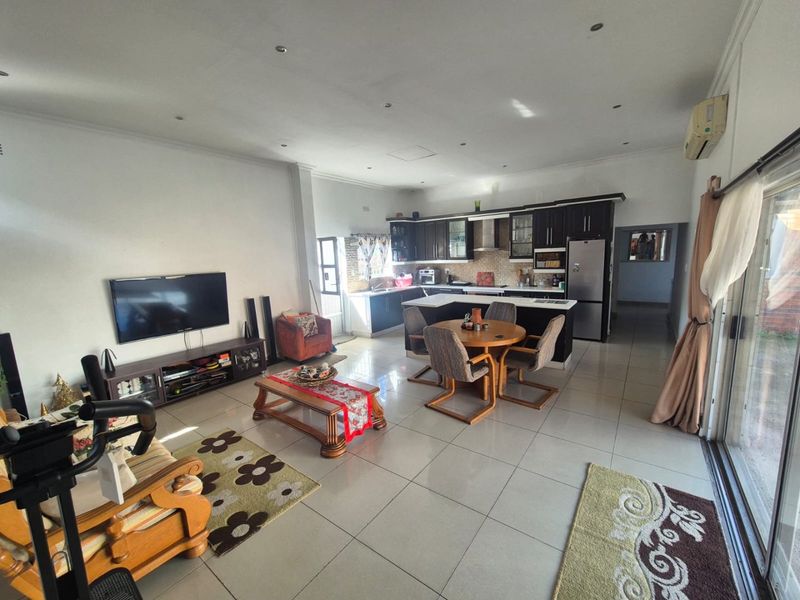 3 Bedroom House for sale in Austerville  R1,540,000 - Photo 10