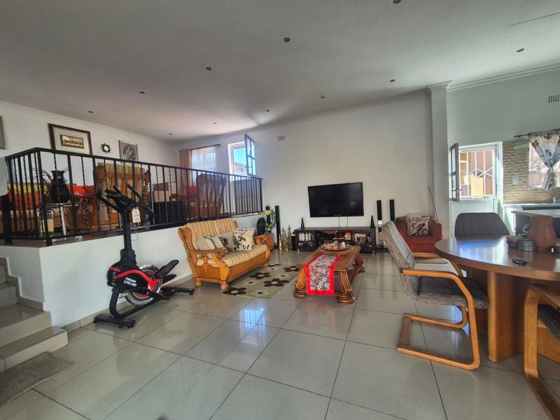 3 Bedroom House for sale in Austerville  R1,540,000 - Photo 9