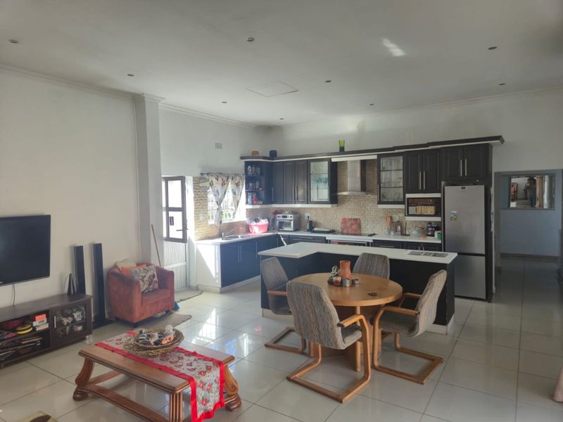 3 Bedroom House for sale in Austerville  R1,540,000 - Photo 8
