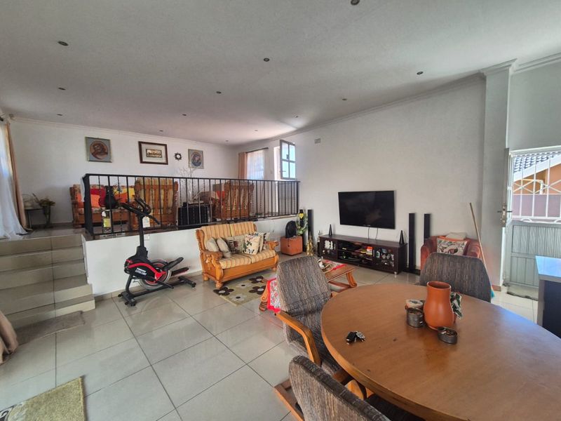 3 Bedroom House for sale in Austerville  R1,540,000 - Photo 7
