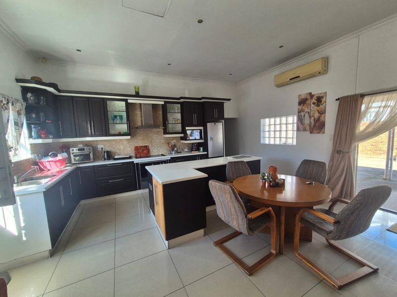 3 Bedroom House for sale in Austerville  R1,540,000 - Photo 6
