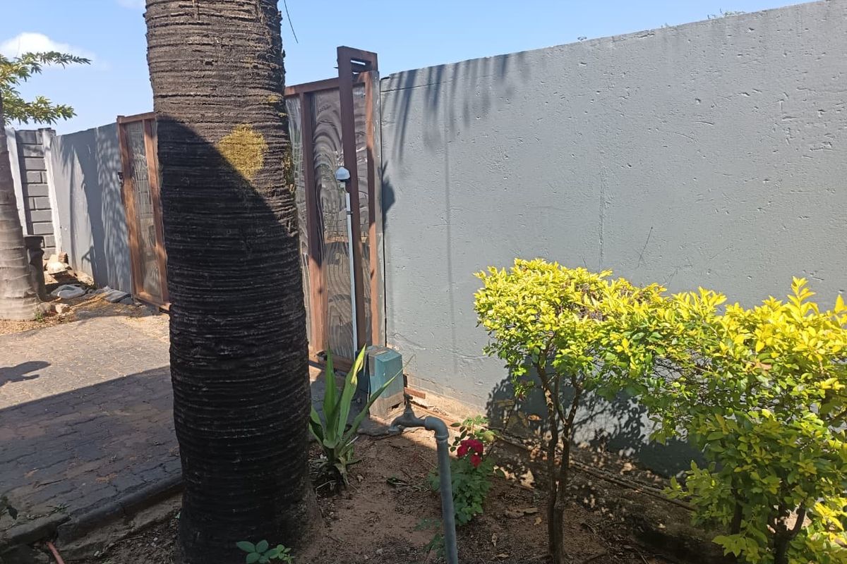 Spacious 3 Bedroom Family Home with Borehole and Staff Quarters - Photo 4