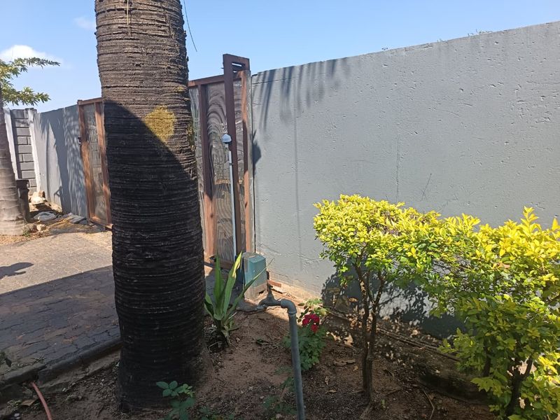 Spacious 3 Bedroom Family Home with Borehole and Staff Quarters - Photo 4