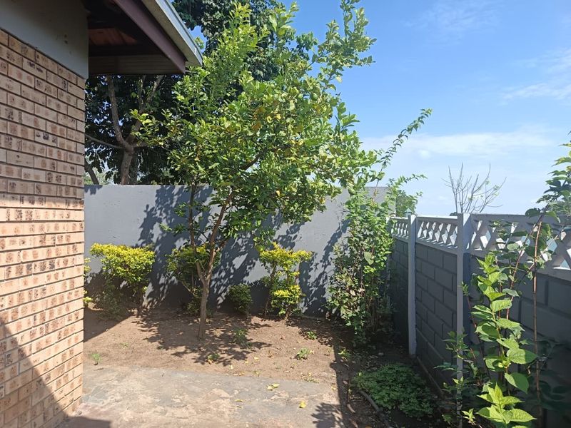 Spacious 3 Bedroom Family Home with Borehole and Staff Quarters - Photo 3