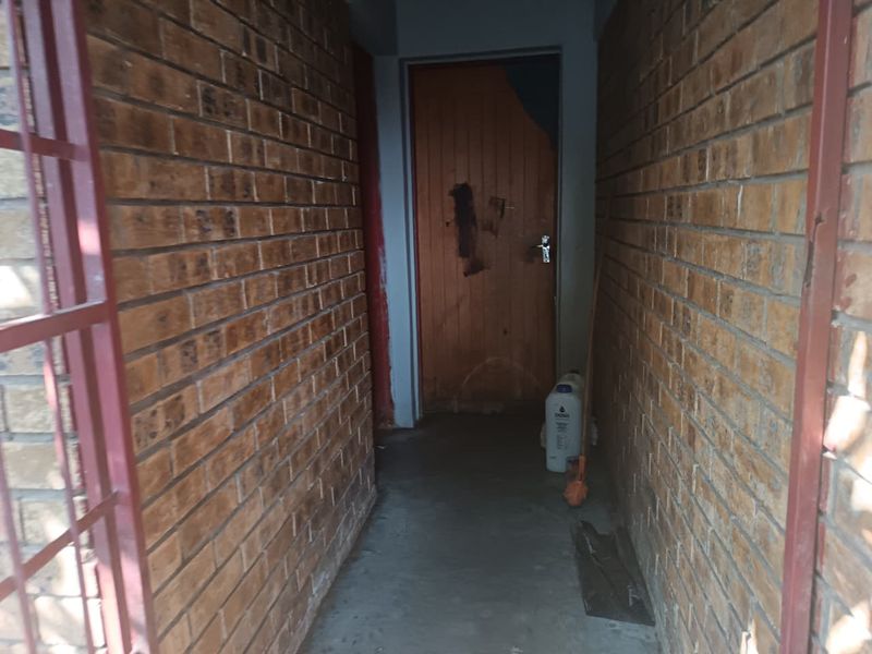 Spacious 3 Bedroom Family Home with Borehole and Staff Quarters - Photo 7