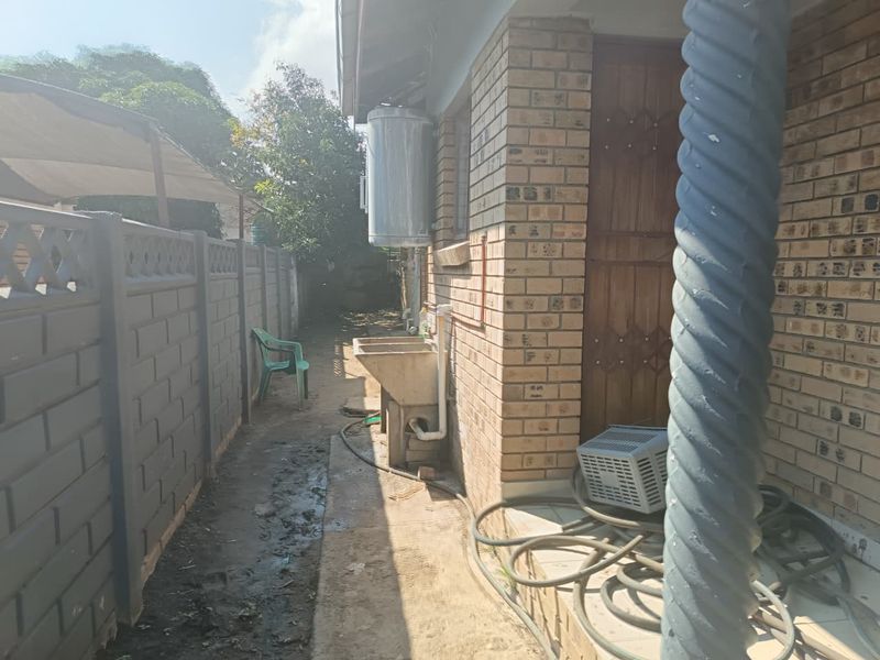 Spacious 3 Bedroom Family Home with Borehole and Staff Quarters - Photo 6