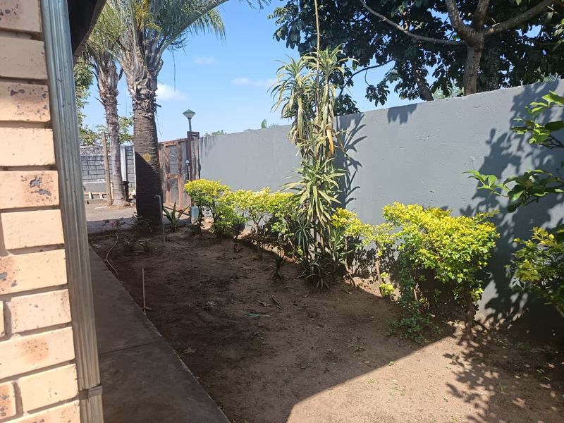 Spacious 3 Bedroom Family Home with Borehole and Staff Quarters - Photo 2