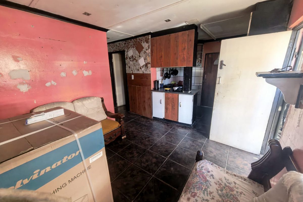 Two Bedroom Family Home For Sale in Lavender Hill - Photo 2