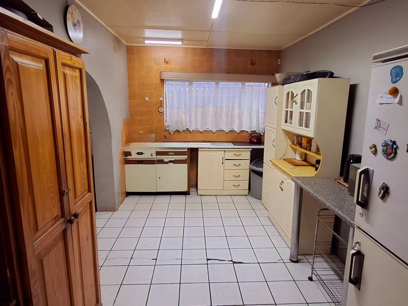 Great Investment Opportunity – Walking Distance to All Amenities! - Photo 4