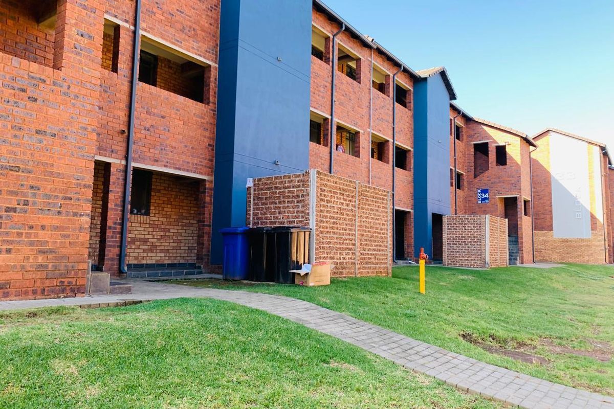 Stunning 2 Bedroom Townhouse, Lock up and go lifestyle - Photo 2