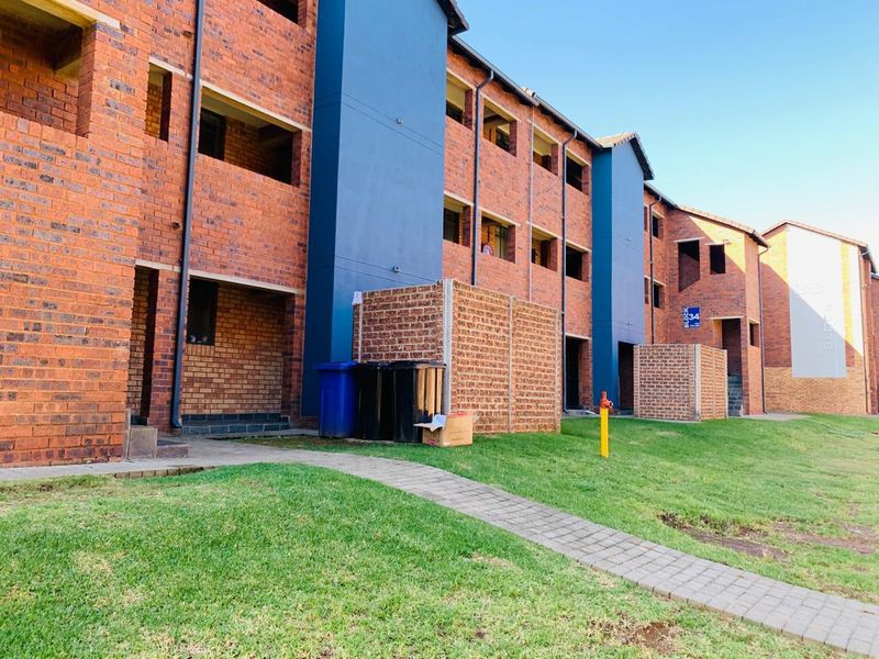 Stunning 2 Bedroom Townhouse, Lock up and go lifestyle - Photo 2