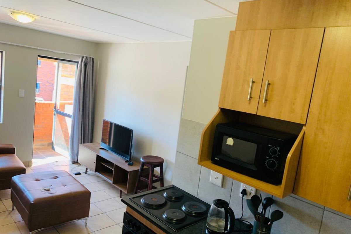 Stunning 2 Bedroom Townhouse, Lock up and go lifestyle - Photo 3