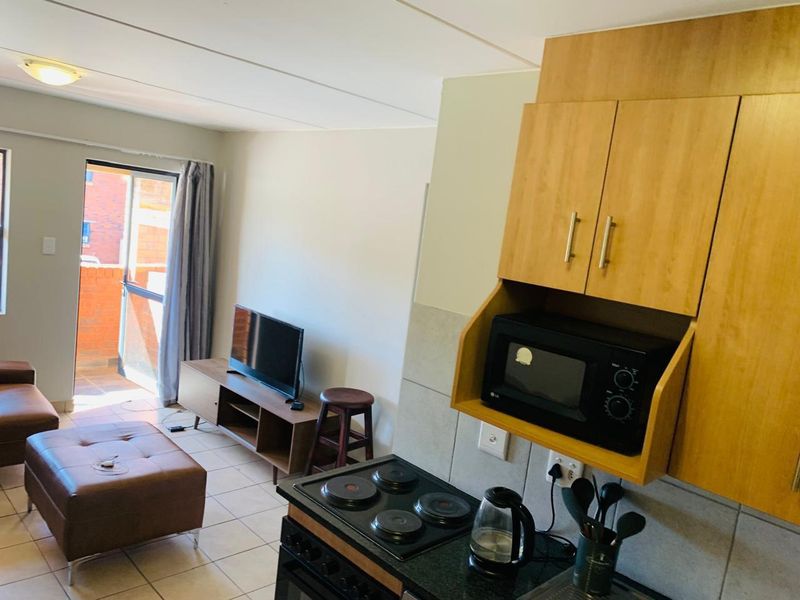 Stunning 2 Bedroom Townhouse, Lock up and go lifestyle - Photo 3