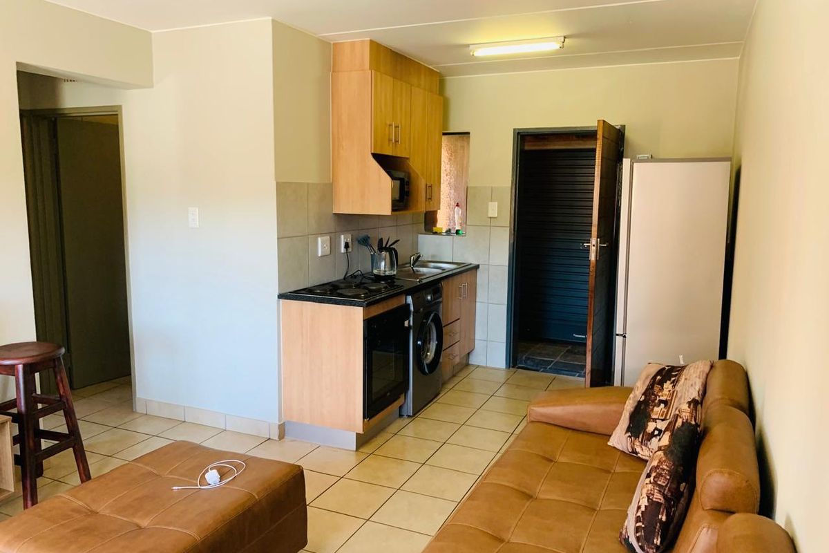 Stunning 2 Bedroom Townhouse, Lock up and go lifestyle - Photo 4